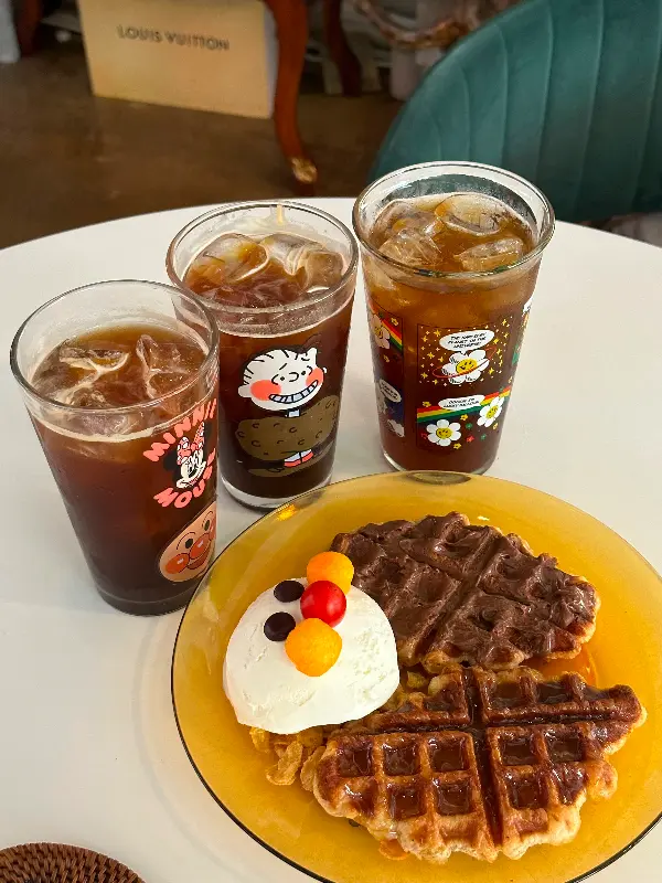 호빵맨 토스트와 약과 크로플, 그리고 음료