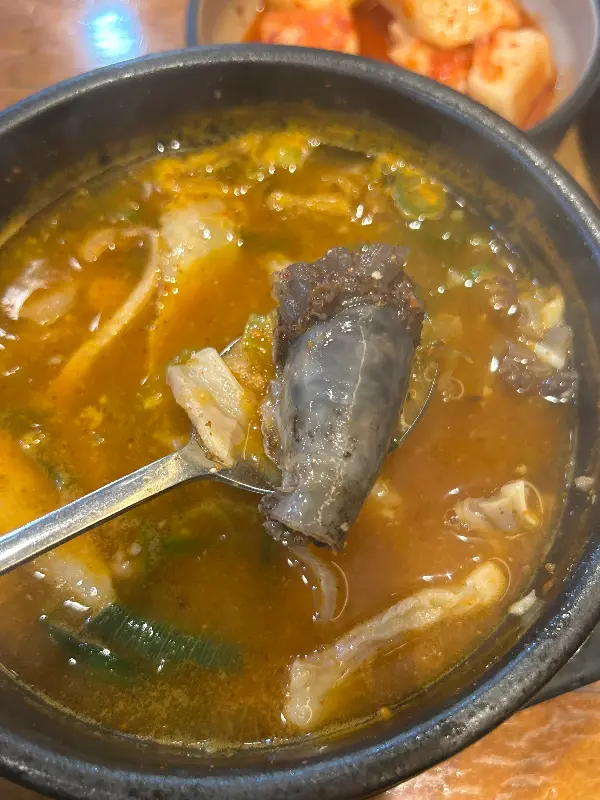 숟가락 위에 올려진 순대의 모습