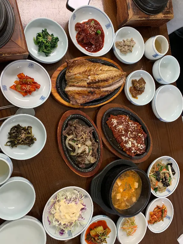 푸짐하게 차려진 한 상 차림