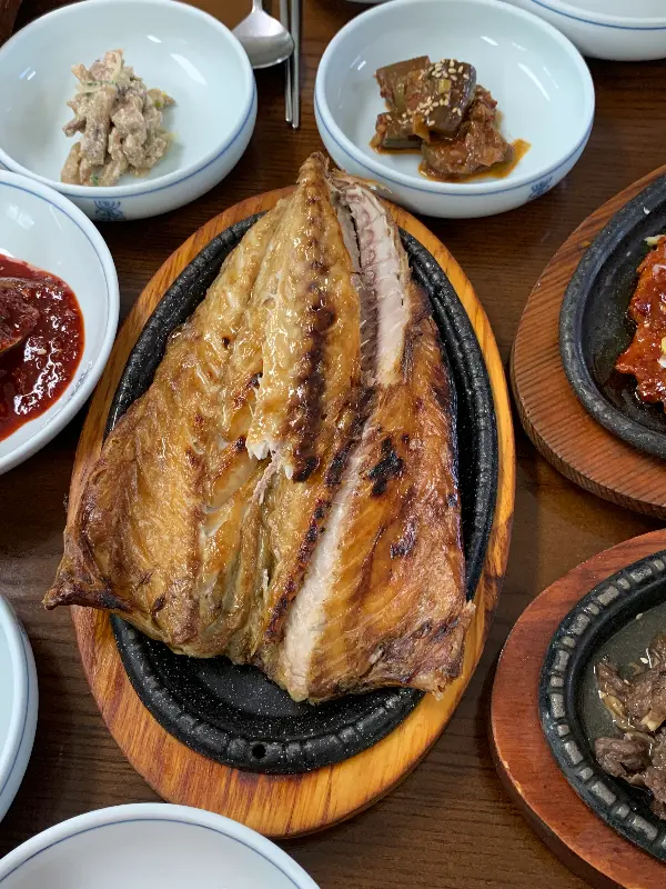 윤기 자르르 흐르는 고등어 구이