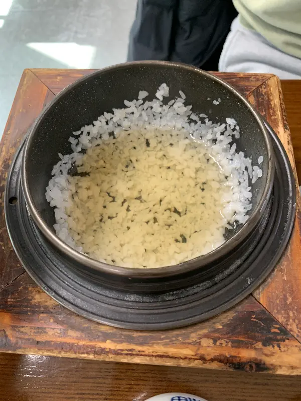 윤기가 흐르는 솥밥