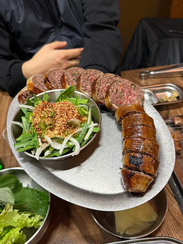 윤기가 흐르는 막창순대가 먹음직스럽게 담겨 나온 모습