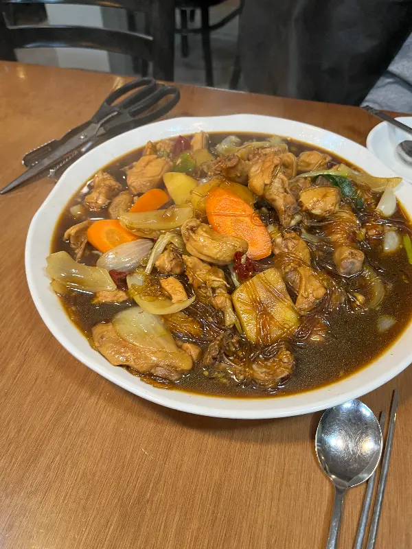 테이블 위에 놓인 찜닭