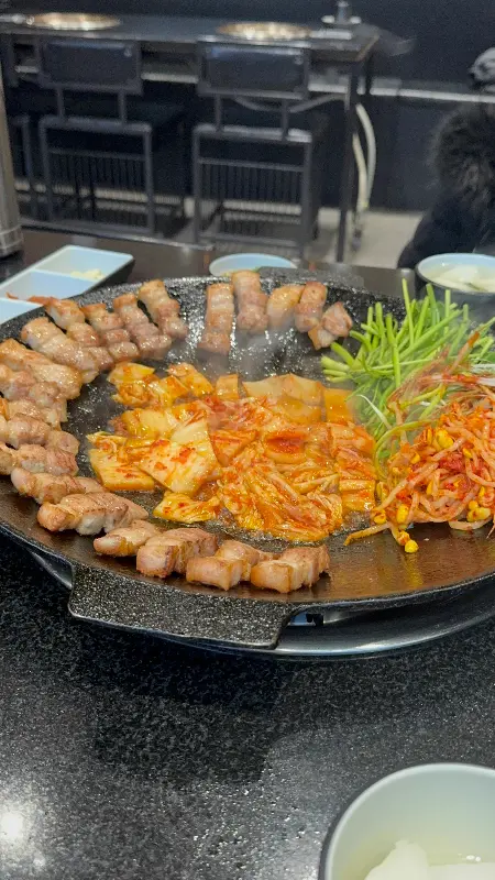 솥뚜껑에 맛있게 볶아진 볶음밥