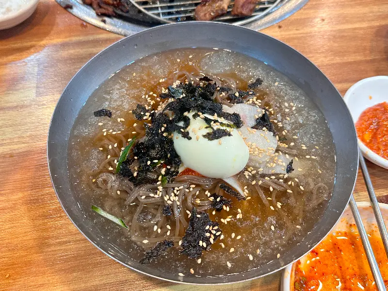 살얼음 동동 뜬 냉메밀막국수