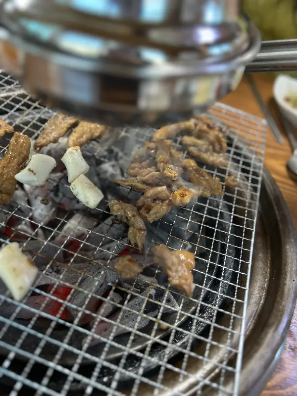 숯불 위에서 구워지는 돼지갈비