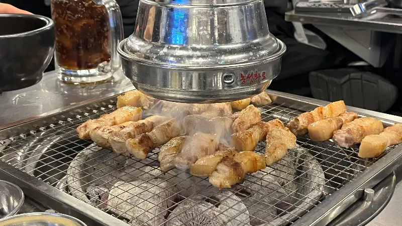 숯불 위에서 지글지글 익어가는 오겹살