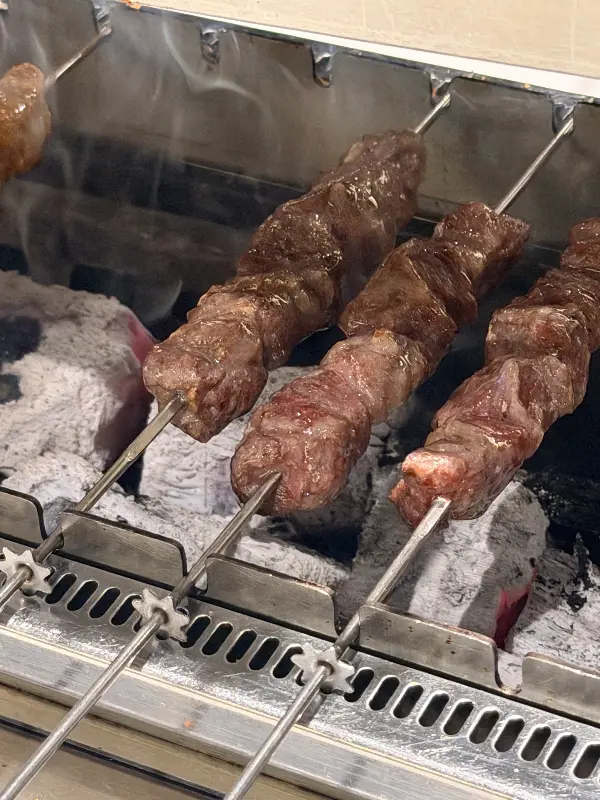 숯불에 구워지는 양꼬치