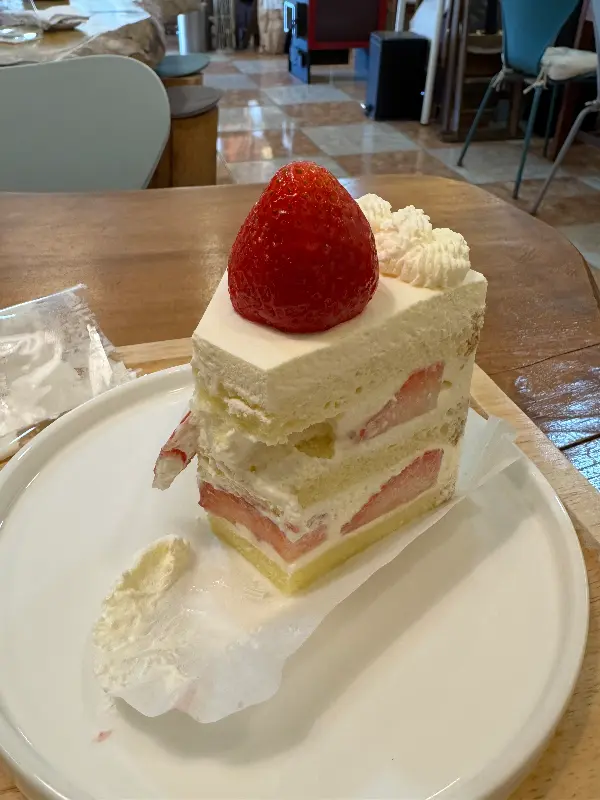 싱싱한 딸기가 듬뿍 올라간 딸기 케이크