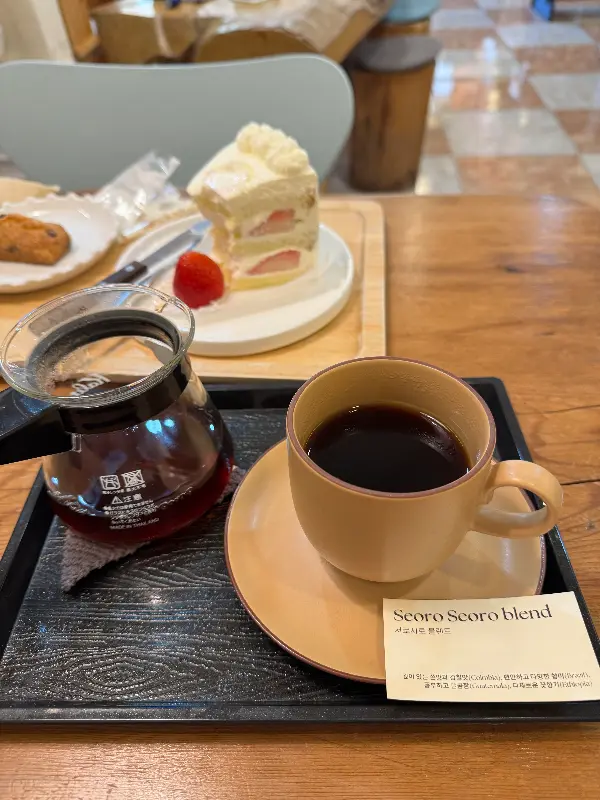 핸드드립 커피와 딸기 케이크