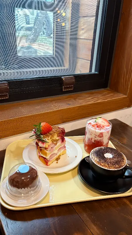 딸기라떼와 두바이 쫀득볼