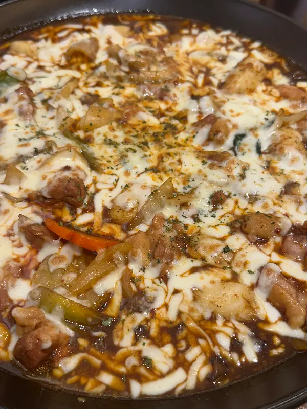 치즈가 듬뿍 올려진 찜닭