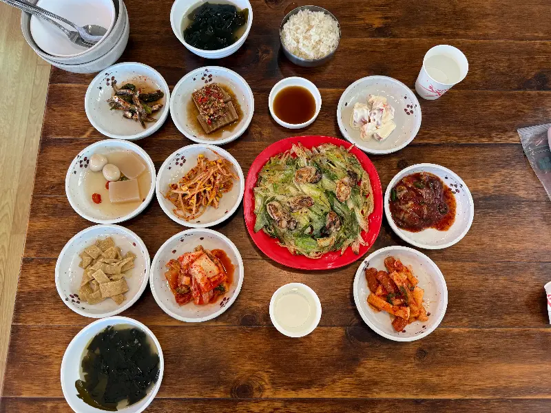 굴밥과 다양한 반찬이 놓인 식탁 전경