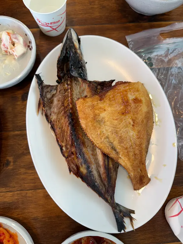 노릇하게 구워진 고등어와 가자미 구이