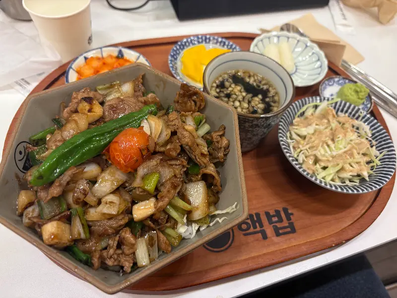 불향 가득한 덮밥 메뉴