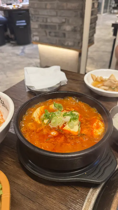 뚝배기에 담겨져 나온 해물 된장찌개