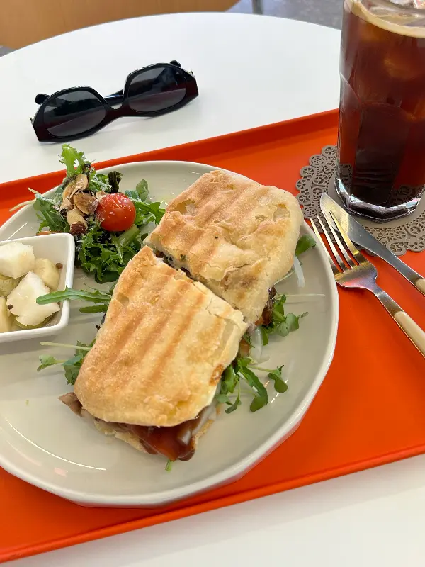 불고기 파니니와 아이스 아메리카노