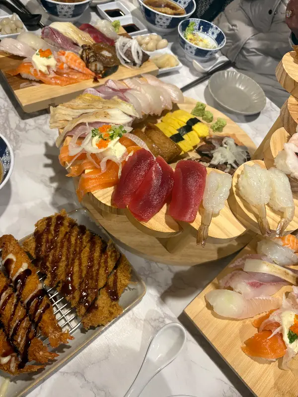 다양한 초밥이 나무 받침대 위에 보기 좋게 담겨 있는 모습