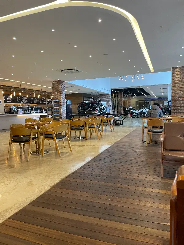 넓고 쾌적한 카페 내부