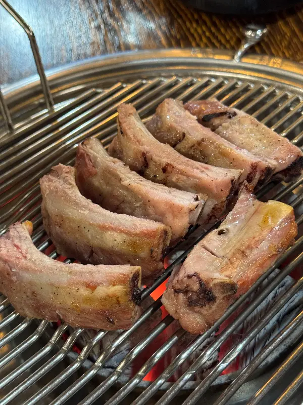 숯불 위에서 맛있게 구워지는 쪽갈비