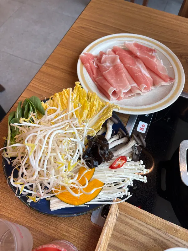 싱싱한 흑돼지 샤브샤브 재료