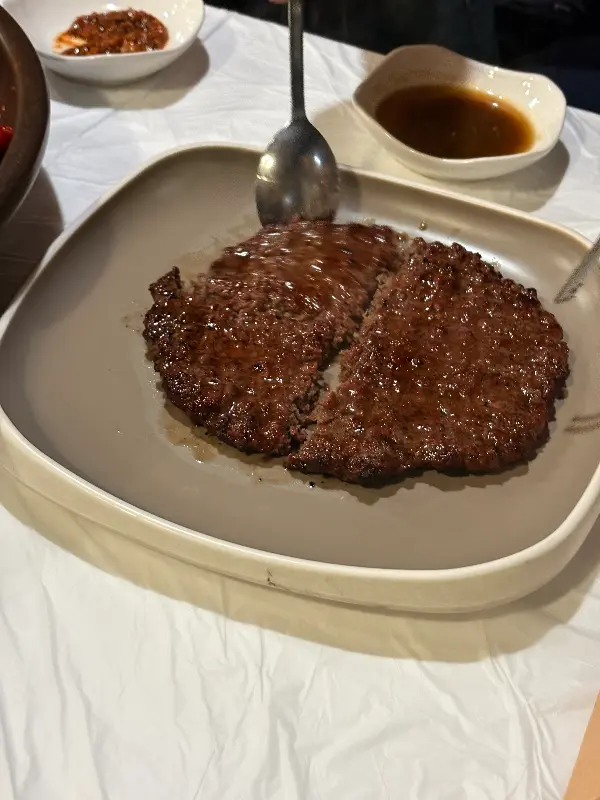 윤기가 흐르는 떡갈비