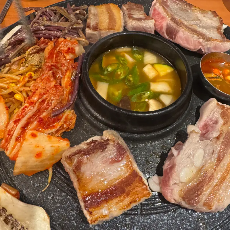 솥뚜껑 삼겹살 한상