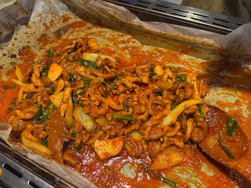 불판 위에서 맛있게 익어가는 오리 주물럭