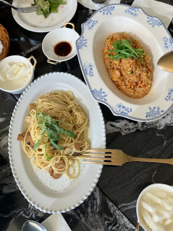 테이블 위에 놓인 파스타와 필라프