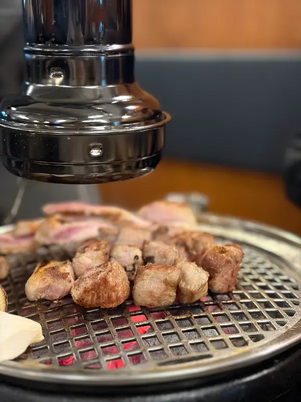 환풍구 아래에서 구워지는 돼지고기