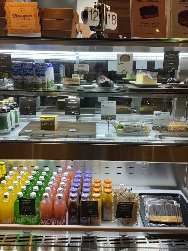 다양한 빵과 음료 진열