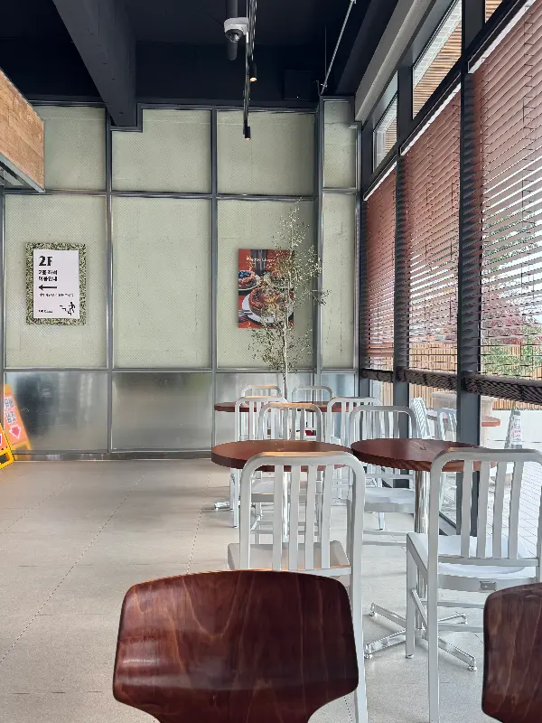 아우어베이커리 내부