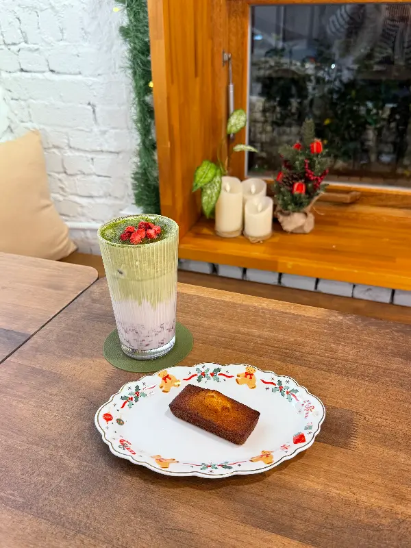 말차 딸기 라떼와 휘낭시에