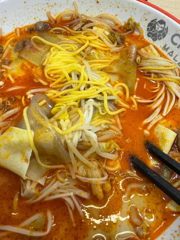 젓가락으로 면을 들어올린 춘리마라탕