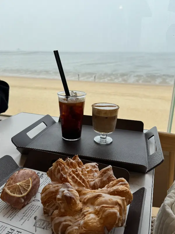바다를 바라보며 즐기는 커피 한 잔