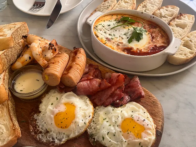 다양한 브런치 메뉴가 담긴 플래터