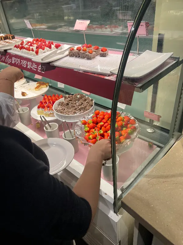 딸기 디저트 코너