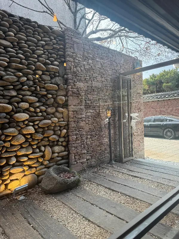 다채로운 맛과 식감을 자랑하는 백식의 사시미 정식