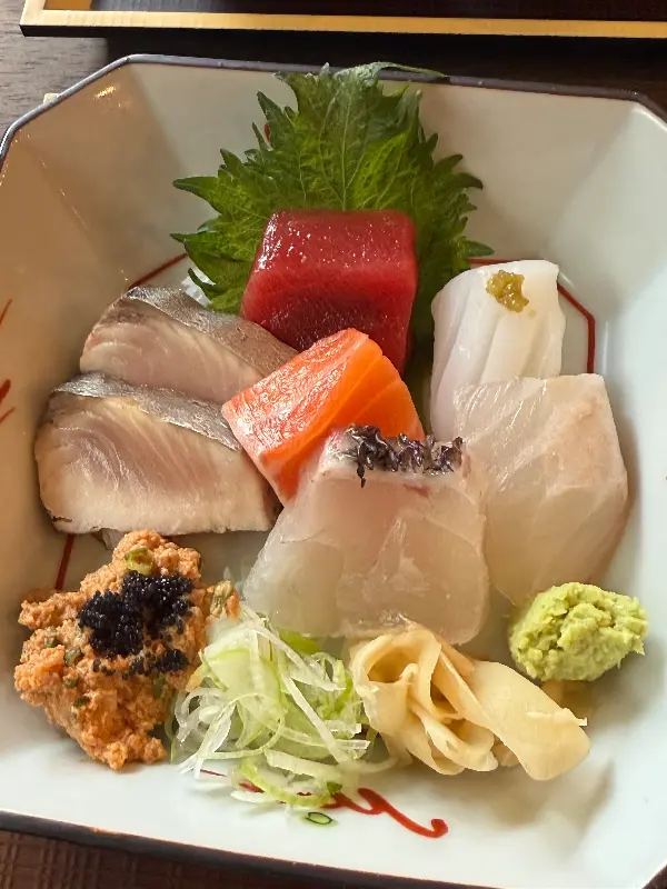 신선함이 눈으로도 느껴지는 사시미 한 상