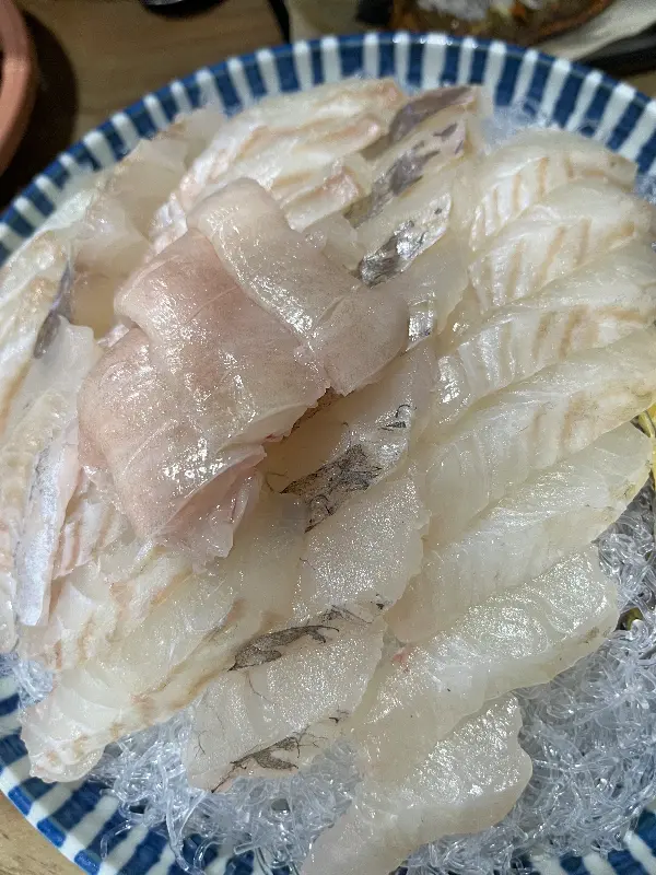 푸짐하게 차려진 회 한 상