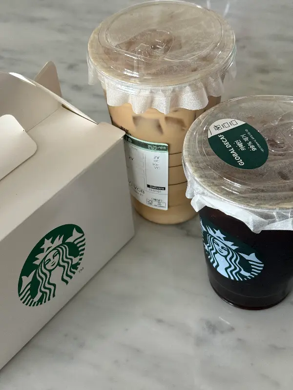 테이크 아웃 컵과 포장 상자