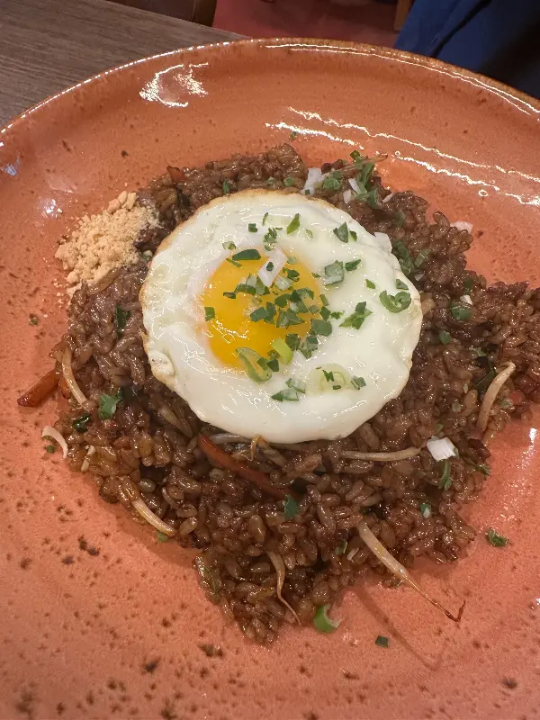 고슬고슬한 밥알에 불맛이 살아있는 해산물 볶음밥