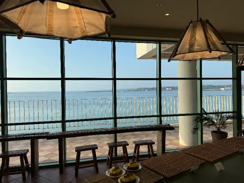 서귀피안 베이커리의 통창. 시원한 바다를 한눈에 담을 수 있다.