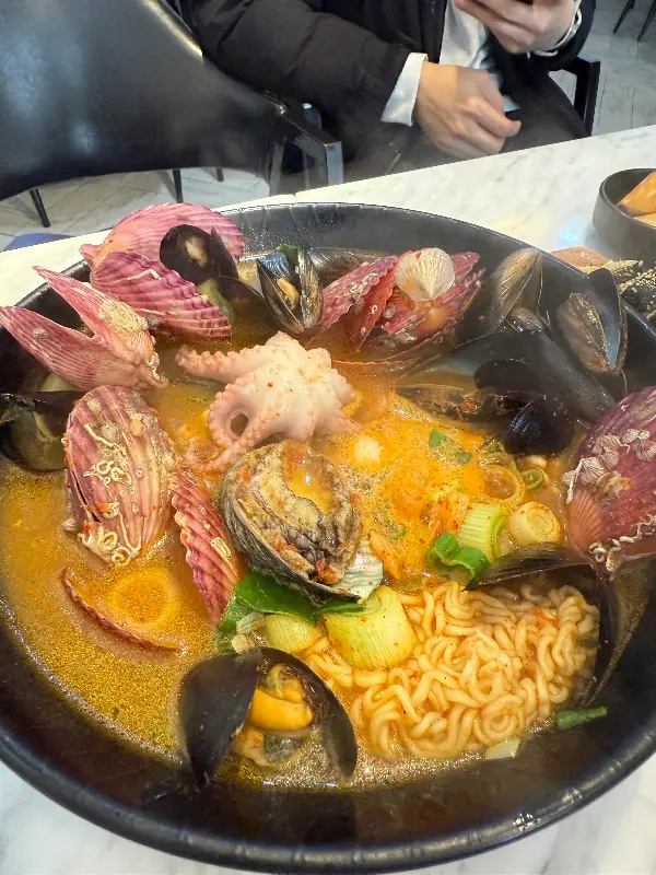 해산물이 푸짐하게 들어간 해물라면