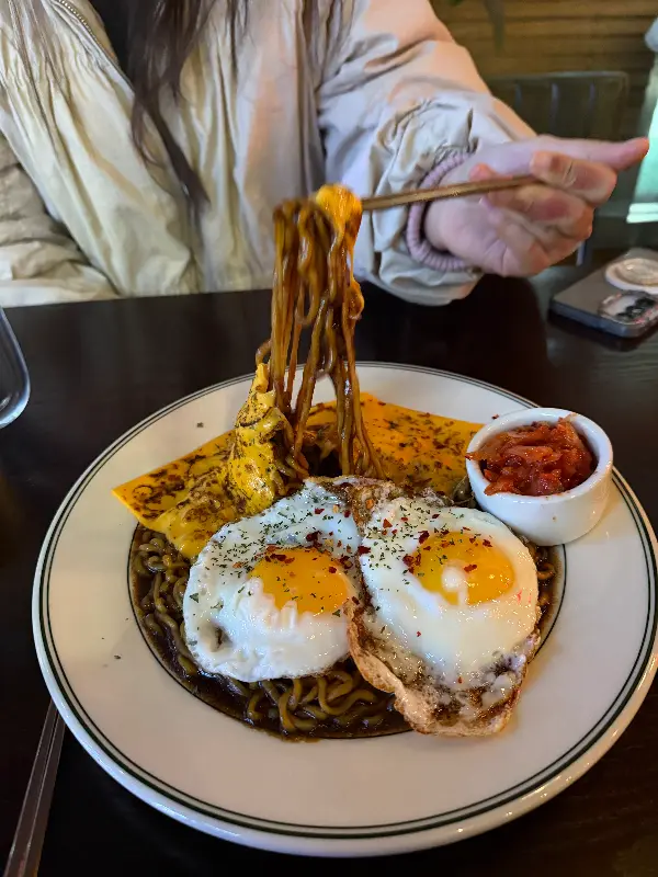 짜파게티와 반숙 계란의 조화