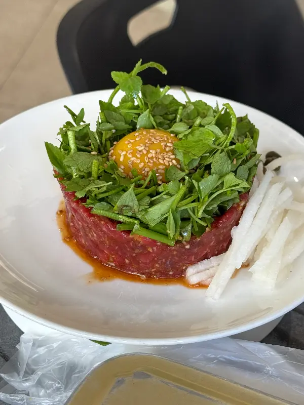 정갈하게 담겨 나온 육회