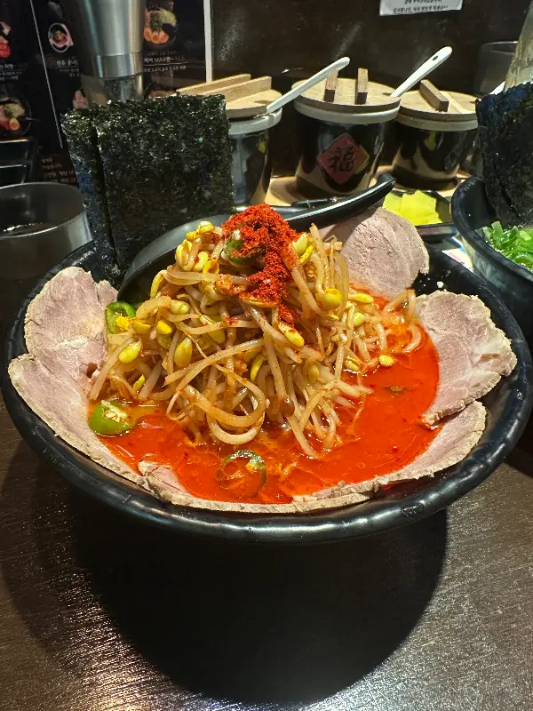 푸짐한 토핑이 인상적인 모악산 콩나물 라멘