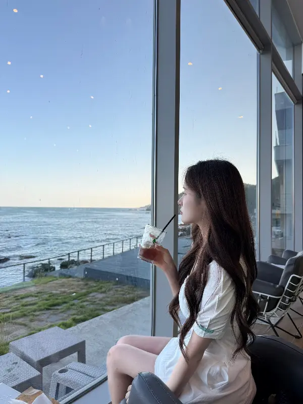 창가 자리에서 바라보는 풍경