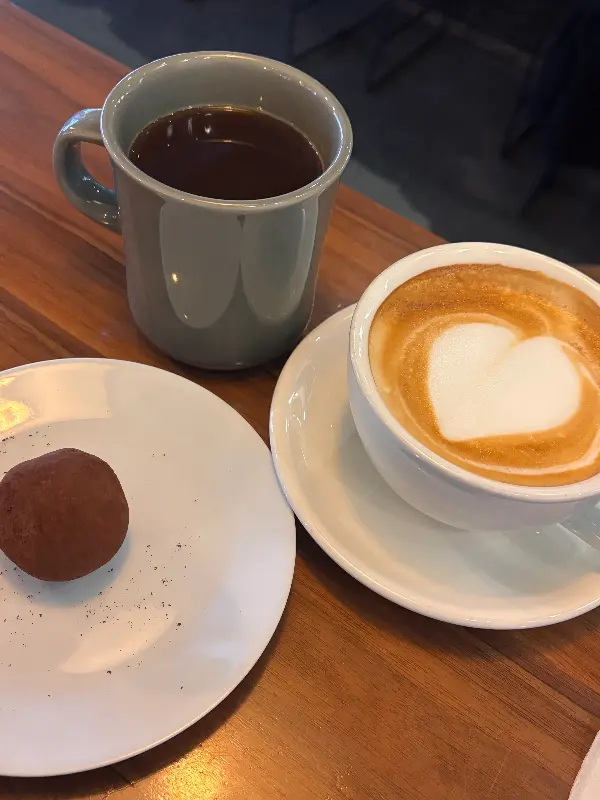 따뜻한 라떼와 초콜릿 볼