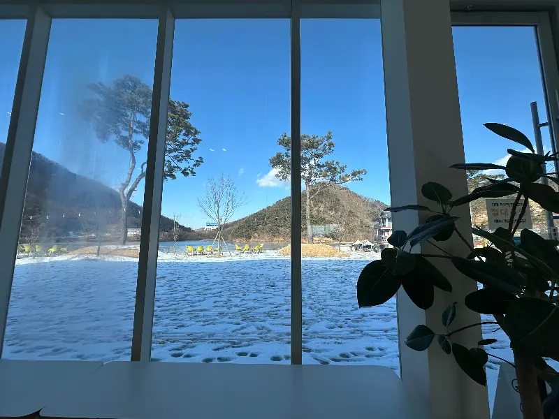 통유리창으로 보이는 저수지 뷰